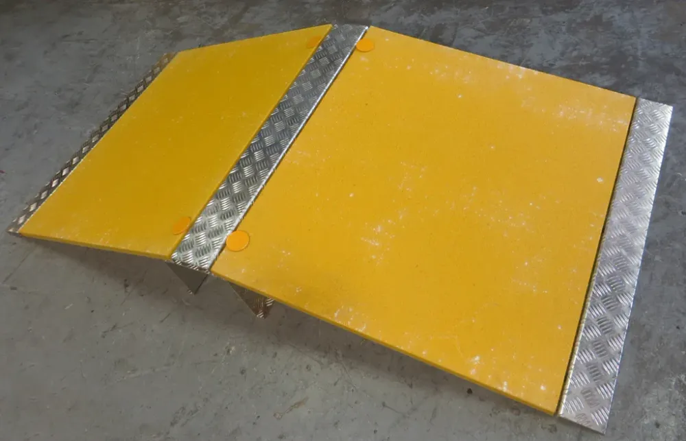Rampa passacavo e passaflessibili pedonale (2080 x 995 x 235 mm)