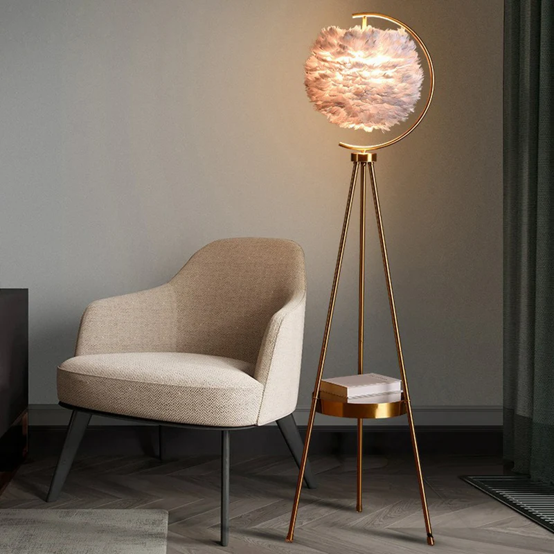 Lampada da pavimento Feather Ball Lampada nordica 1 testa con treppiede e vassoio ottone