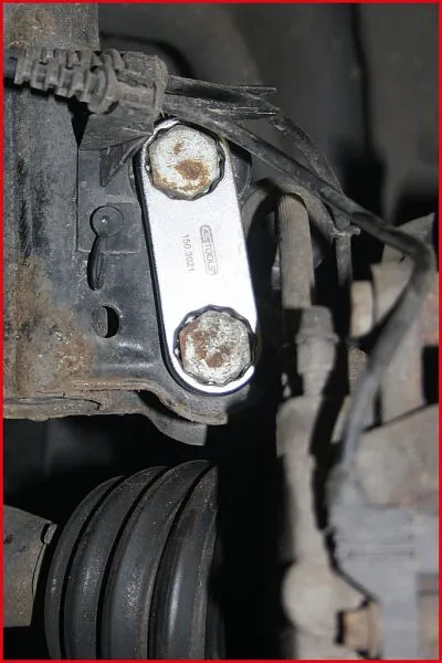 Controsupporto KS Tools per collegamento vite del montante della sospensione 21 mm 150.3021